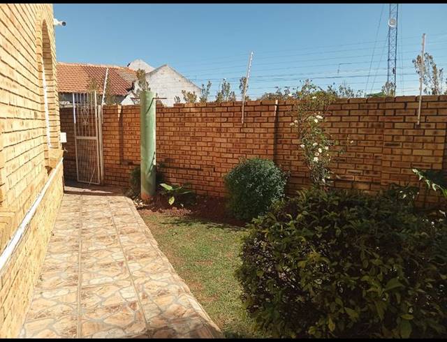 3 BEDROOM TOWNHOUSE FOR SALE IN GREENHILLS EXT 3